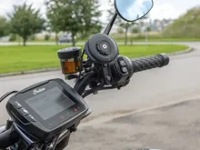 Základna namontovaná v držáku hlavního brzdového/spojkového válce Quad Lock®. (1)