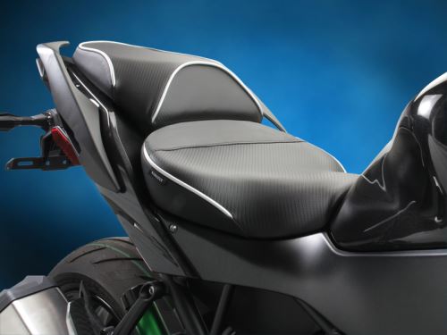 World Sport Performance Seat Kawasaki H2 SX / SX-SE / SX-SE+ 2018+, CFX, čierne čalúnenie. LEN PREDNÉ SEDADLO.