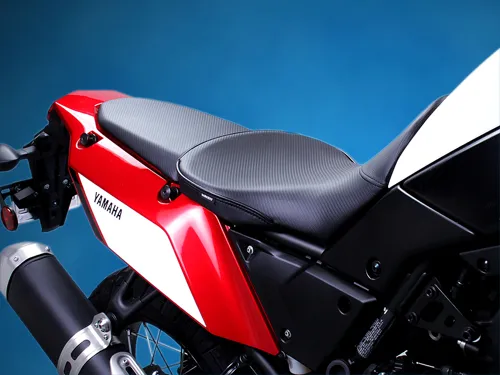 Sedlo World Sport Performance pre model 2020EU/2021+ Yamaha Tenere 700, CFX/čierna farba. Predné sedlo so zodpovedajúcim poťahom zadného sedla DIY (zadné sedlo nie je súčasťou dodávky).