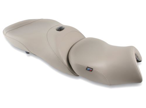 World Sport Performance Seat BMW K1600GTL Exclusive 2013-16, Medium Light Stone E-133/ Topstitch / BMW tag, predné sedadlo s normálnou výškou, zadné sedadlo s integrovaným vyhrievaním kompatibilné s BMW.