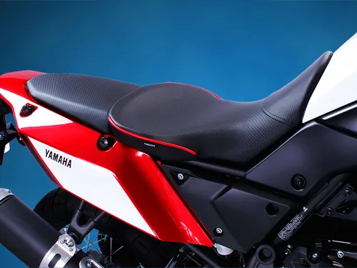 sedlo World Sport Performance pro model 2020EU/2021+ Yamaha Tenere 700, nestandardní čalounění, přední sedlo s odpovídajícím potahem zadního sedla pro kutily (zadní sedlo není součástí dodávky).