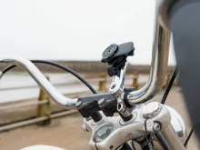Chromovaná základna Quad Lock® PRO pro montáž na řídítka (3)