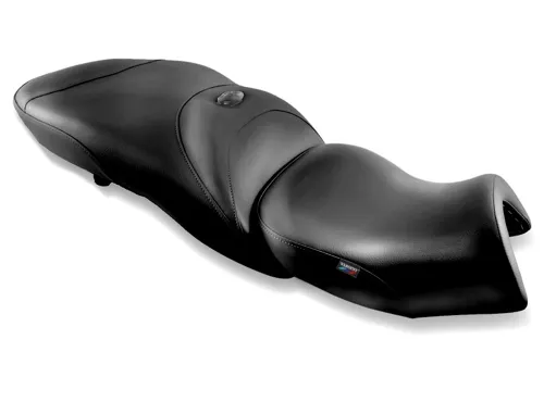 World Sport Performance Seat BMW K1600GTL Exclusive 2013-16, Black K-021 /Topstitch/BMW tag, Nízka verzia predného sedadla s cestovným zadným sedadlom a integrovaným vyhrievaním kompatibilným s BMW.