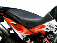 REVolution Seat KTM 790 / 890 Adventure R / Rally R 2019+, CFX / Čierny pás a obloženie, Rally Seat. (1)