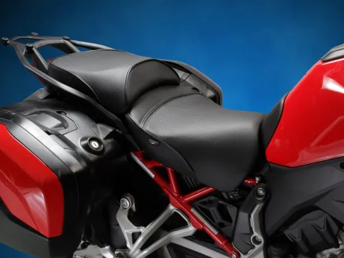 Sargent World Sport Performance Seat Ducati Multistrada V4 2021+, CFX/čierny lem/ talianska značka, sada predného a zadného sedla.