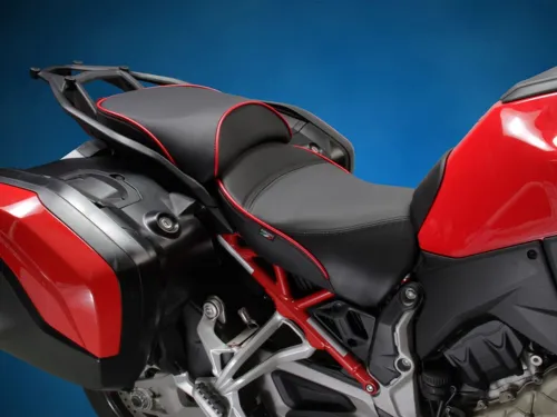 Sargent World Sport Perf+ Seat Ducati Multistrada V4 / Rally 2021+, DTX / Gripzones, Red A-049 Welt & Stitch, sada předního a zadního sedla.