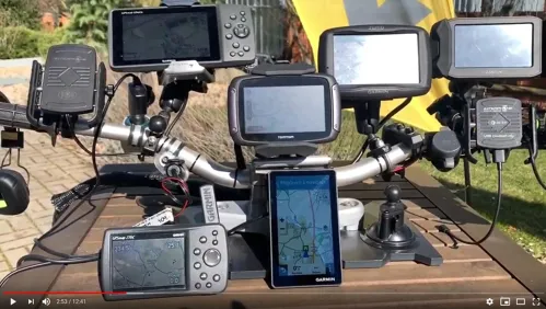 Porovnání displejů motocyklových navigací 2020
