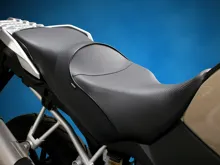World Sport Performance Seat Suzuki V-Strom DL1000 2014-19, CFX/čierny lem, nízka verzia. (1)