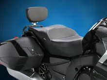 Sargent EM-5 Nastavitelná opěrka zad spolujezdce BMW K1600 Bagger 2018+, Badland Black, Matné černé lemování, Topstitch, vše černé. Kompatibilní se sedadly Sargent i BMW OEM. (1)