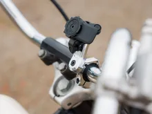 Chromovaná základna Quad Lock® PRO pro montáž na řídítka (2)