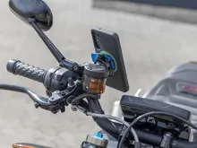 Základňa namontovaná v držiaku hlavného brzdového/spojkového valca Quad Lock®. (4)