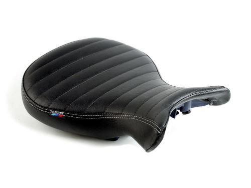 World Sport Performance Seat BMW R nine T, 2013+, Premium Retro Pleated Black, kontrastné prešívanie, odznak BMW/Sargent, len vpredu.